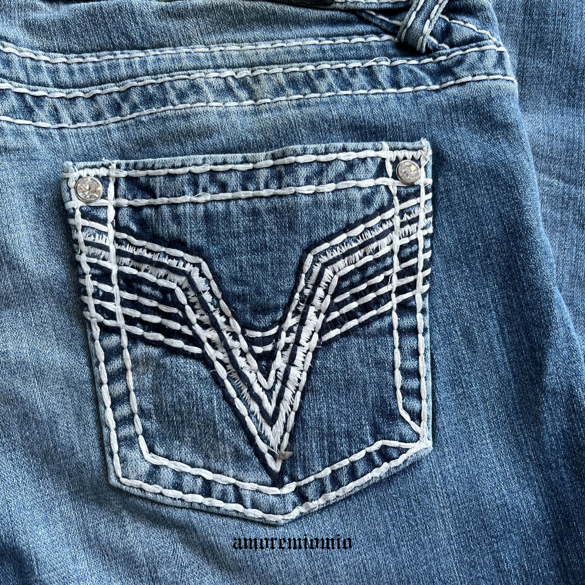 Vaqueros Y2K flare de tiro bajo con bolsillos bordados