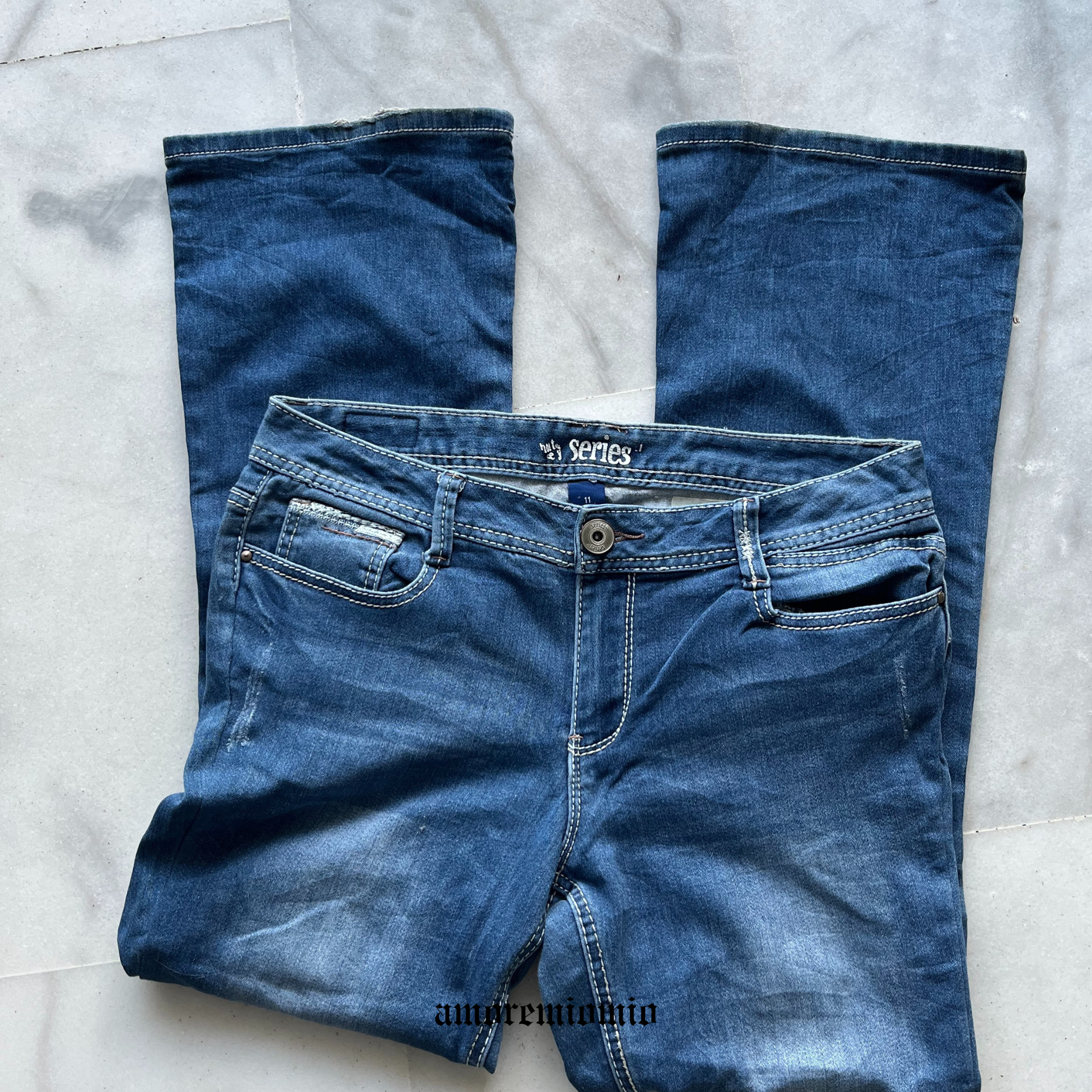 Vaqueros Y2K flare de tiro bajo con bolsillos bordados