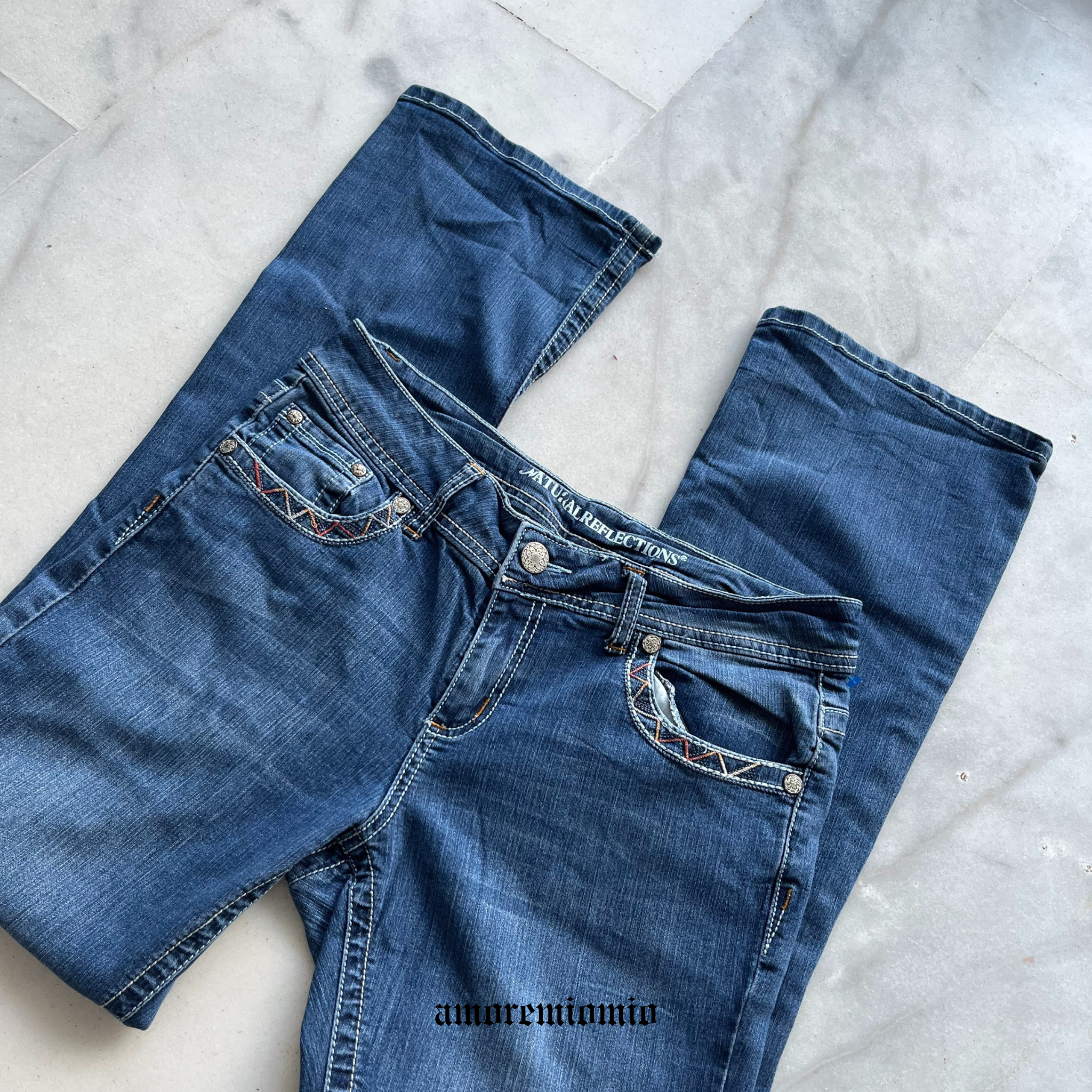 Pantalones tiro bajo con bordado