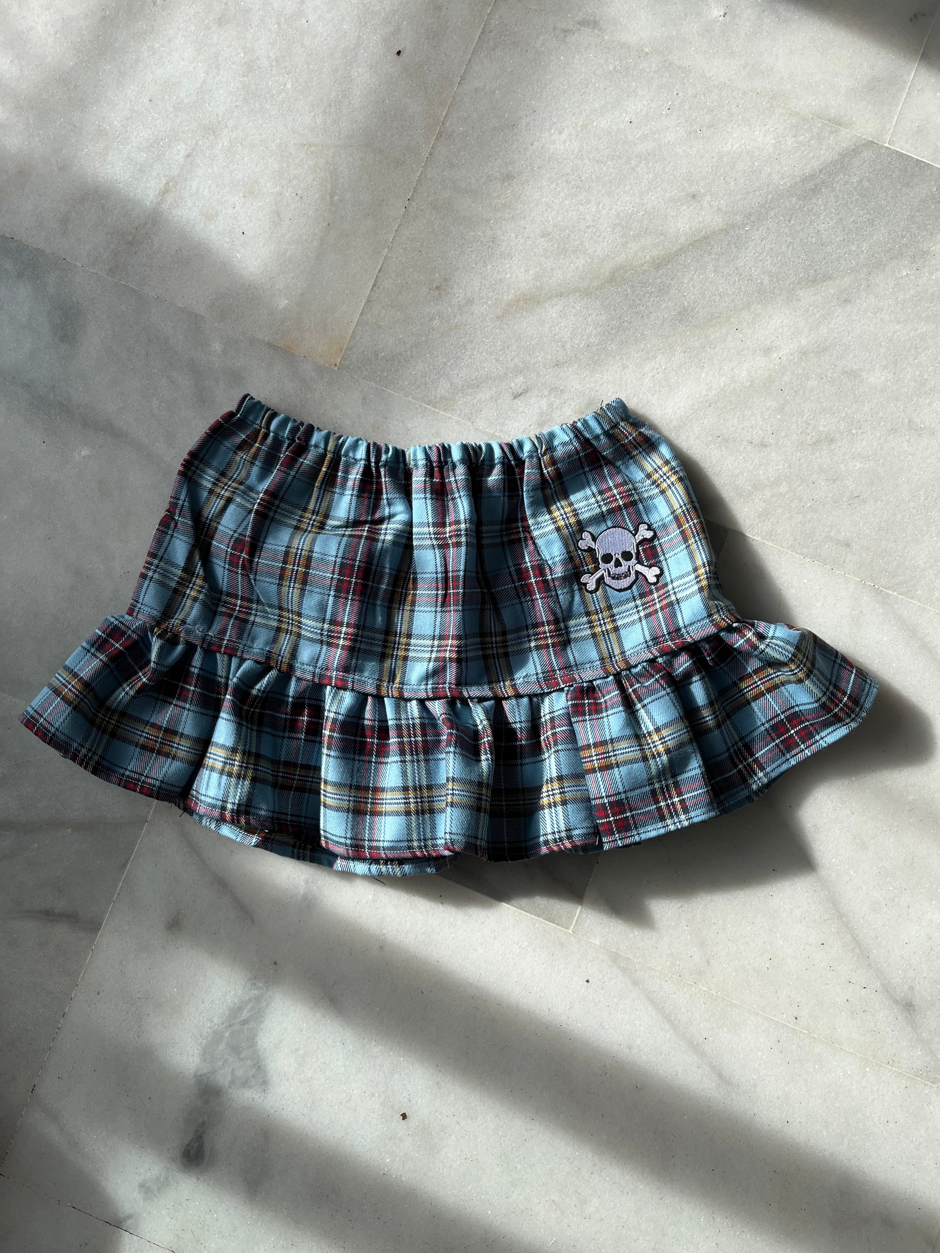 mini faldas de cuadros con calavera