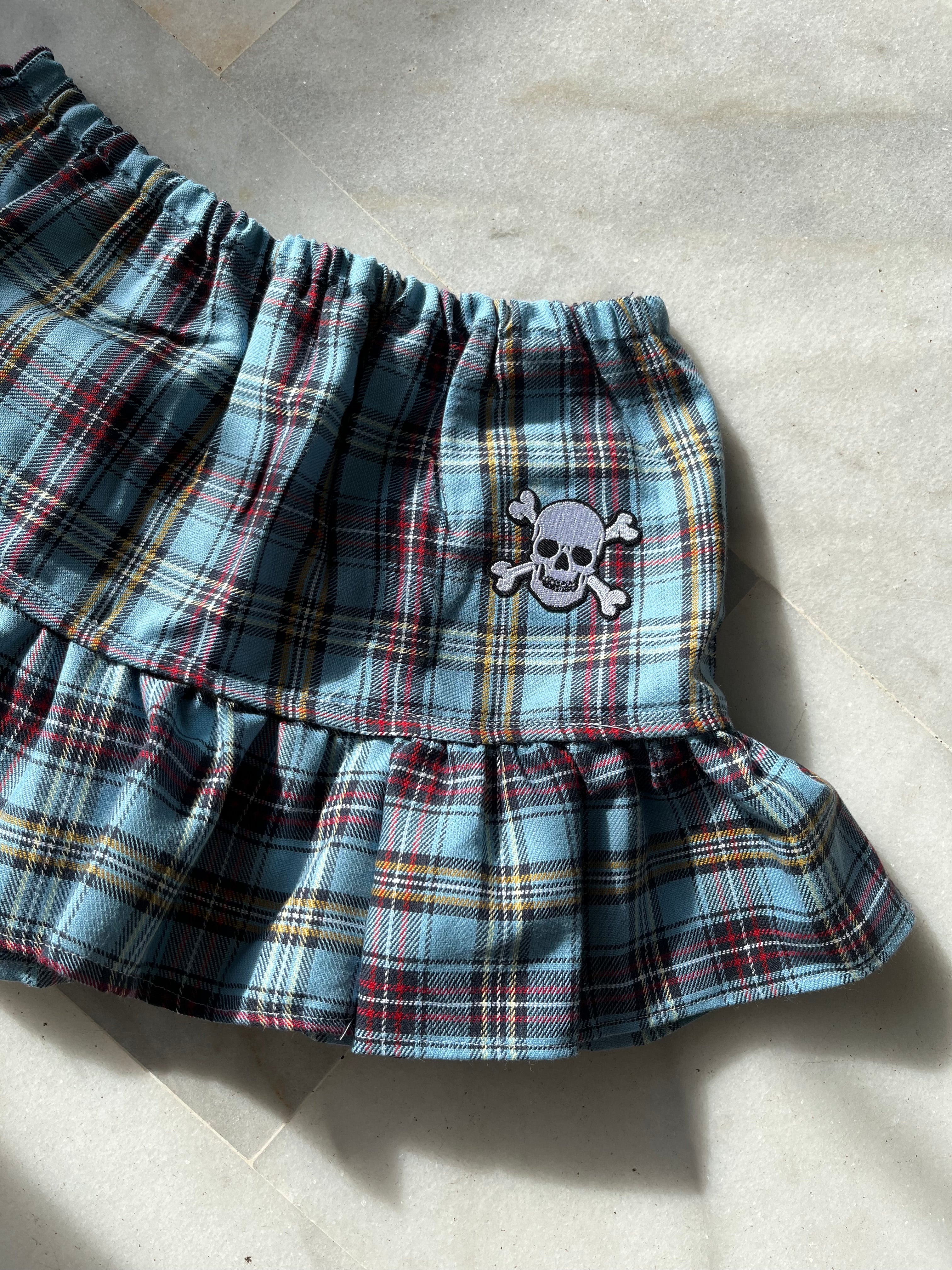mini faldas de cuadros con calavera