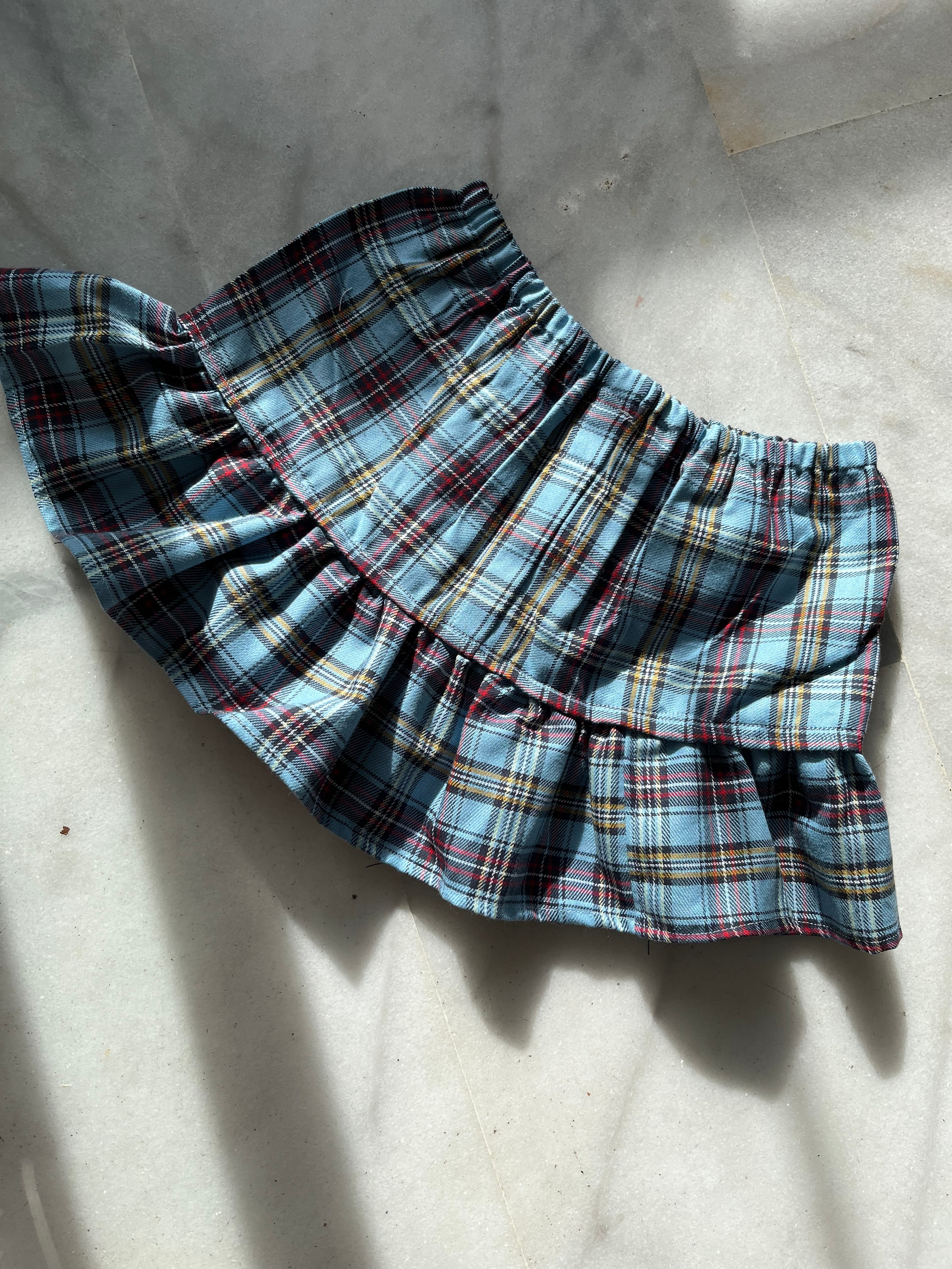 mini faldas de cuadros con calavera