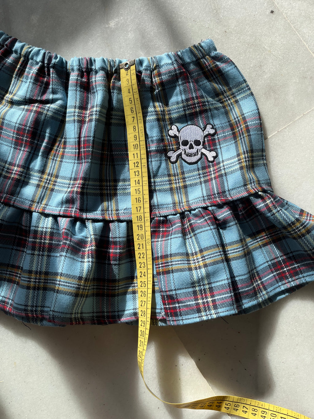 mini faldas de cuadros con calavera