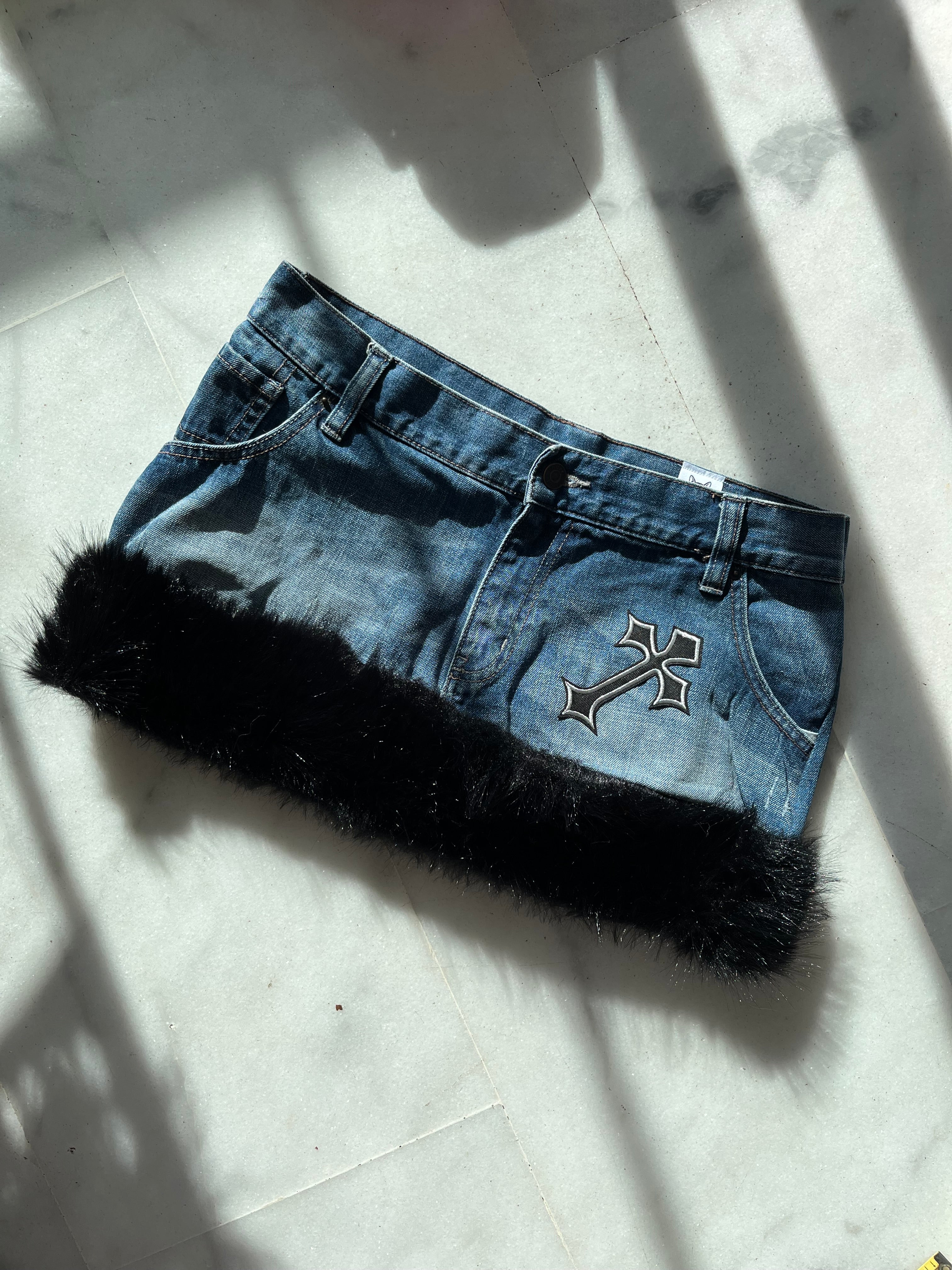 mini falda vaquera con pelo y parche de cruz