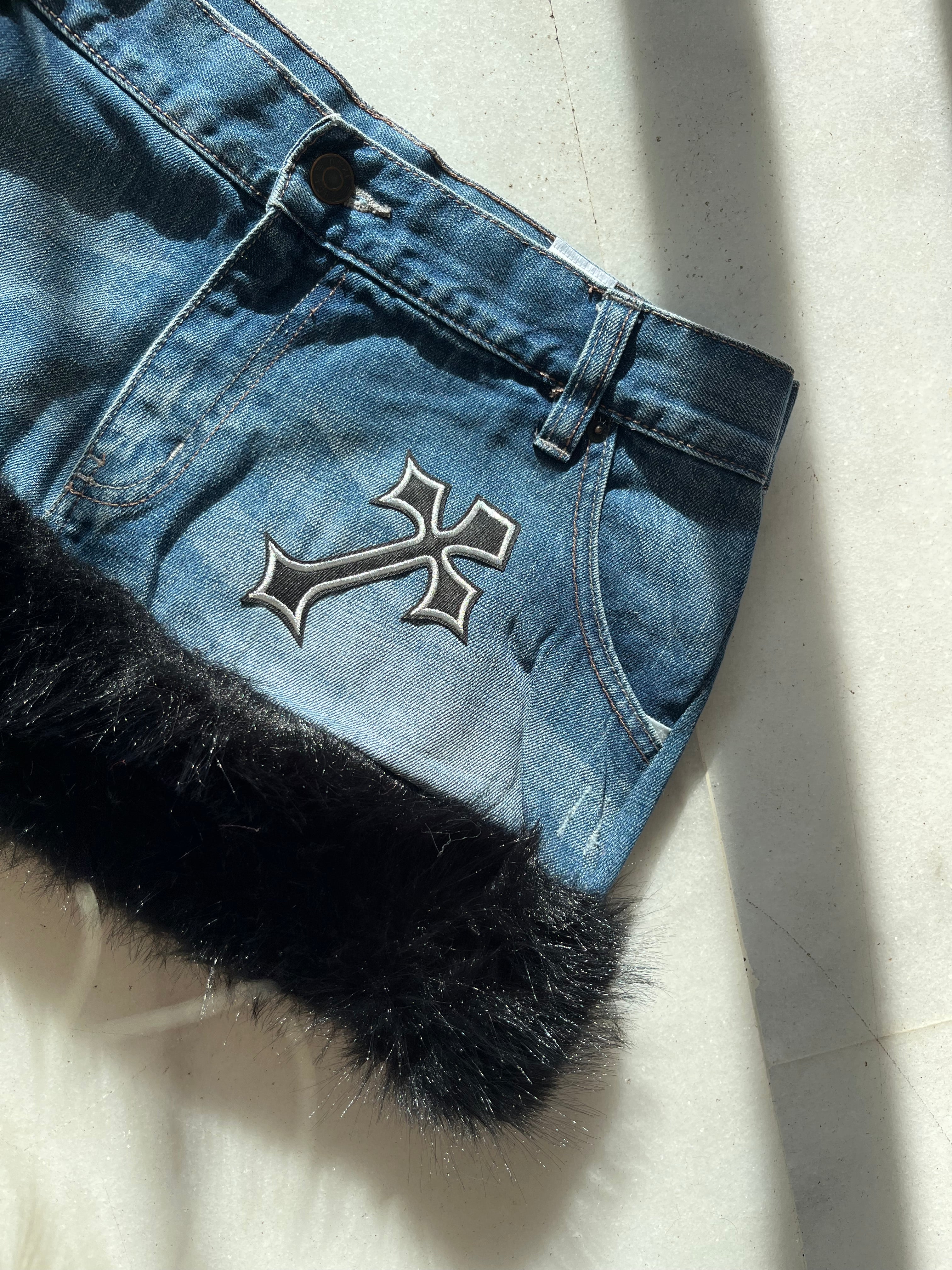 mini falda vaquera con pelo y parche de cruz