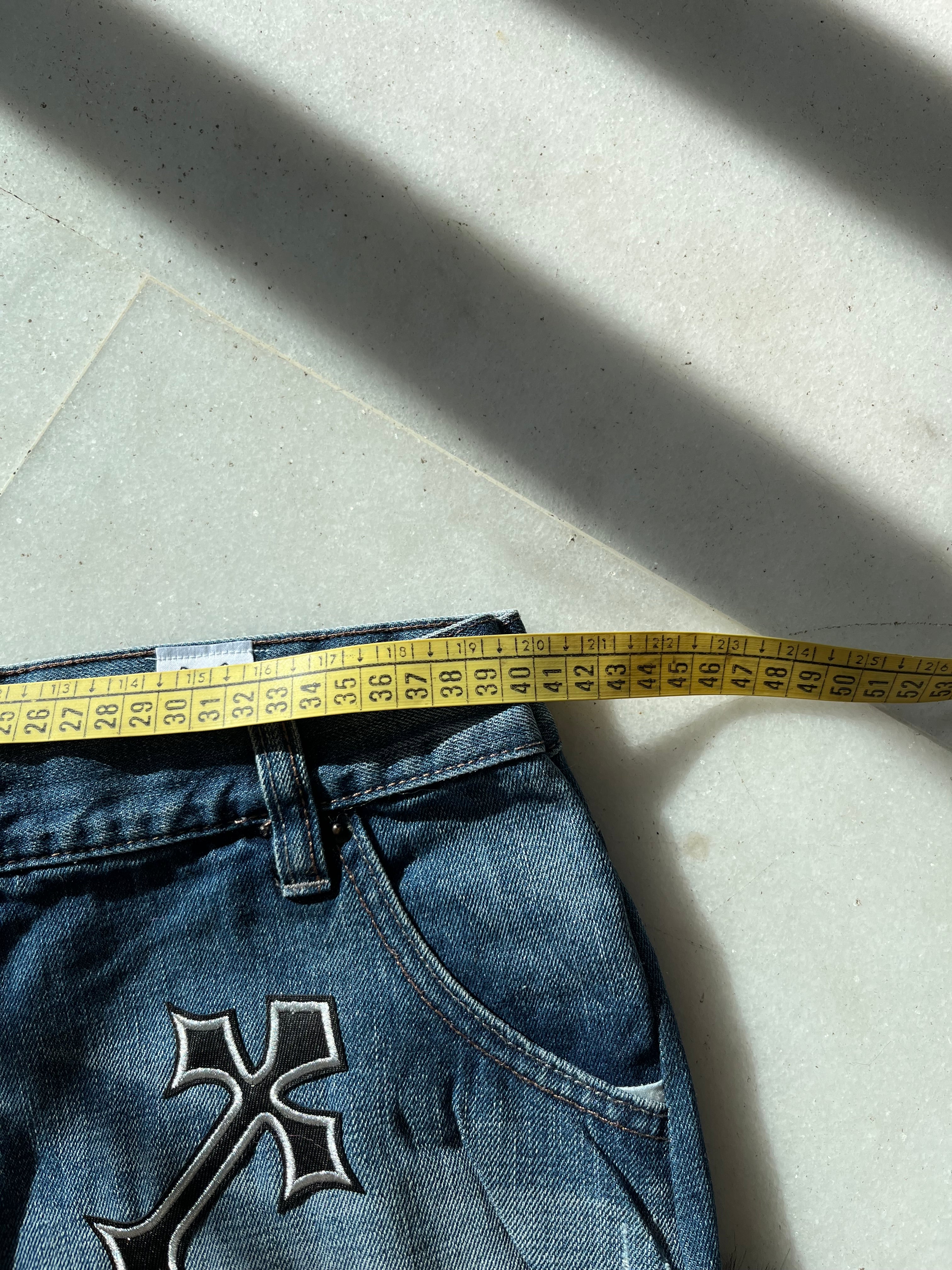 mini falda vaquera con pelo y parche de cruz