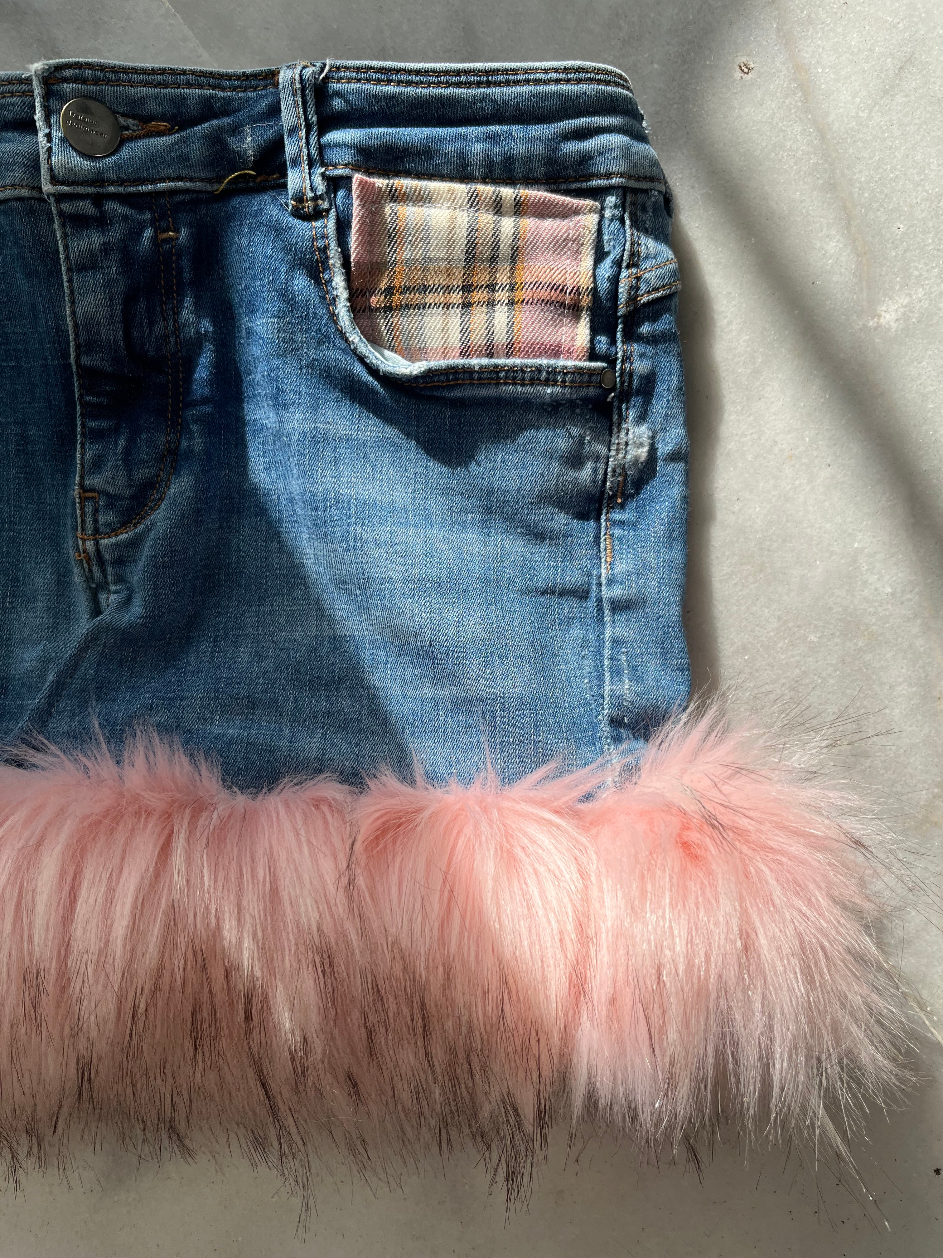 mini falda vaquera con pelo rosa