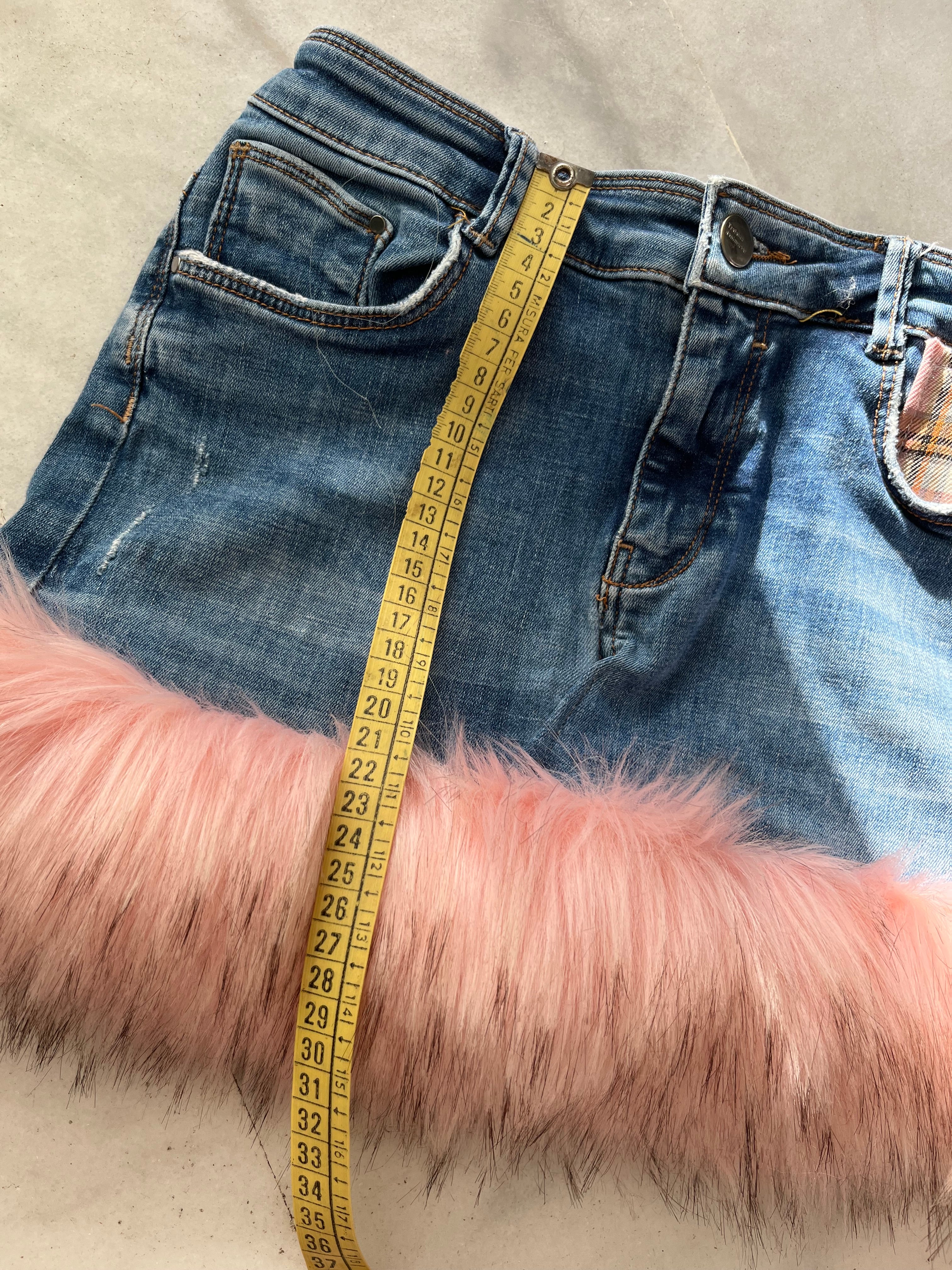 mini falda vaquera con pelo rosa