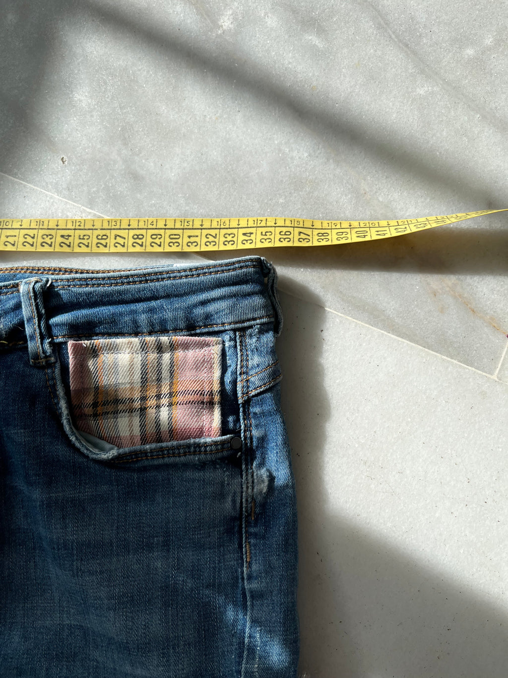 mini falda vaquera con pelo rosa