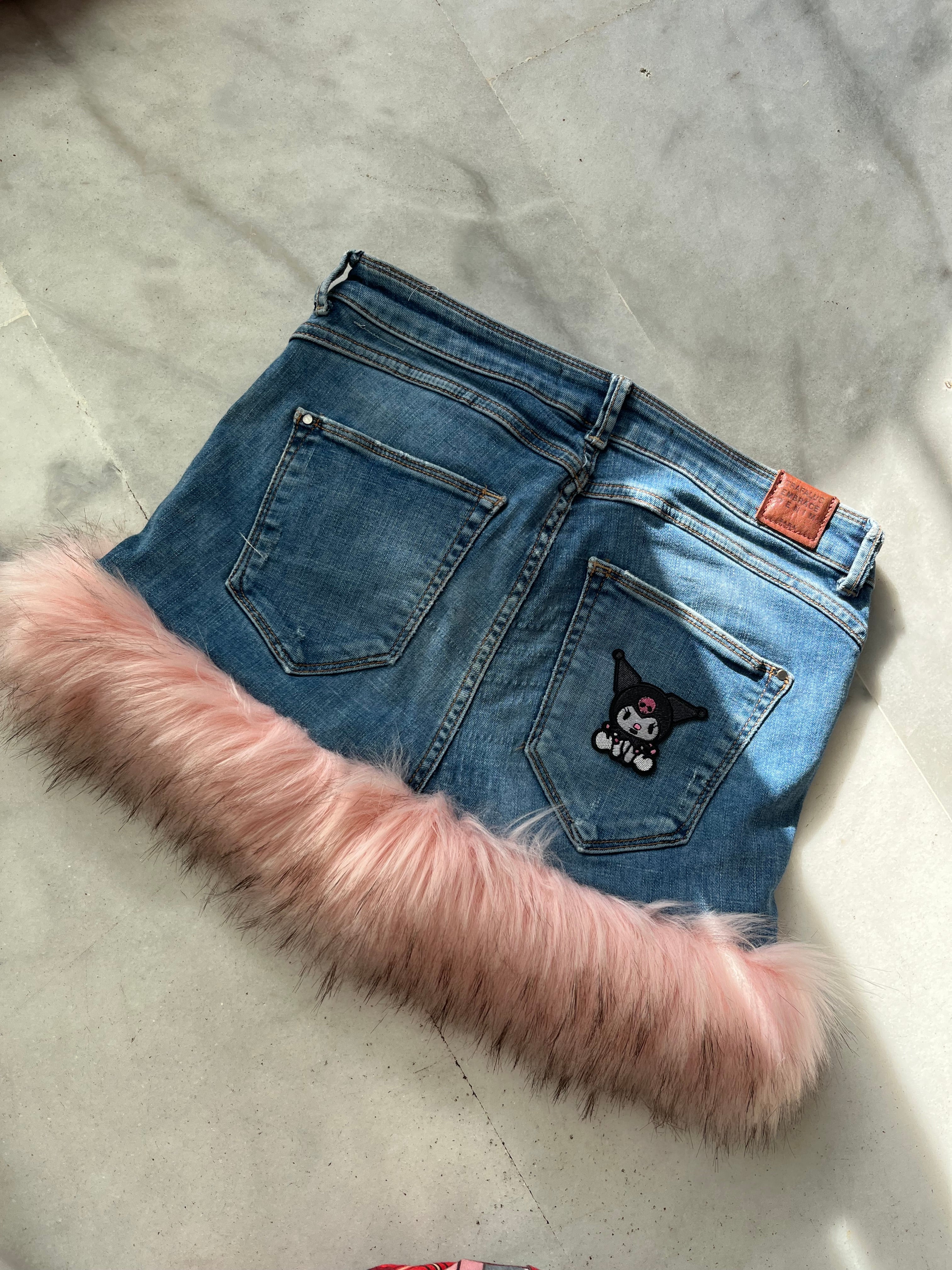 mini falda vaquera con pelo rosa