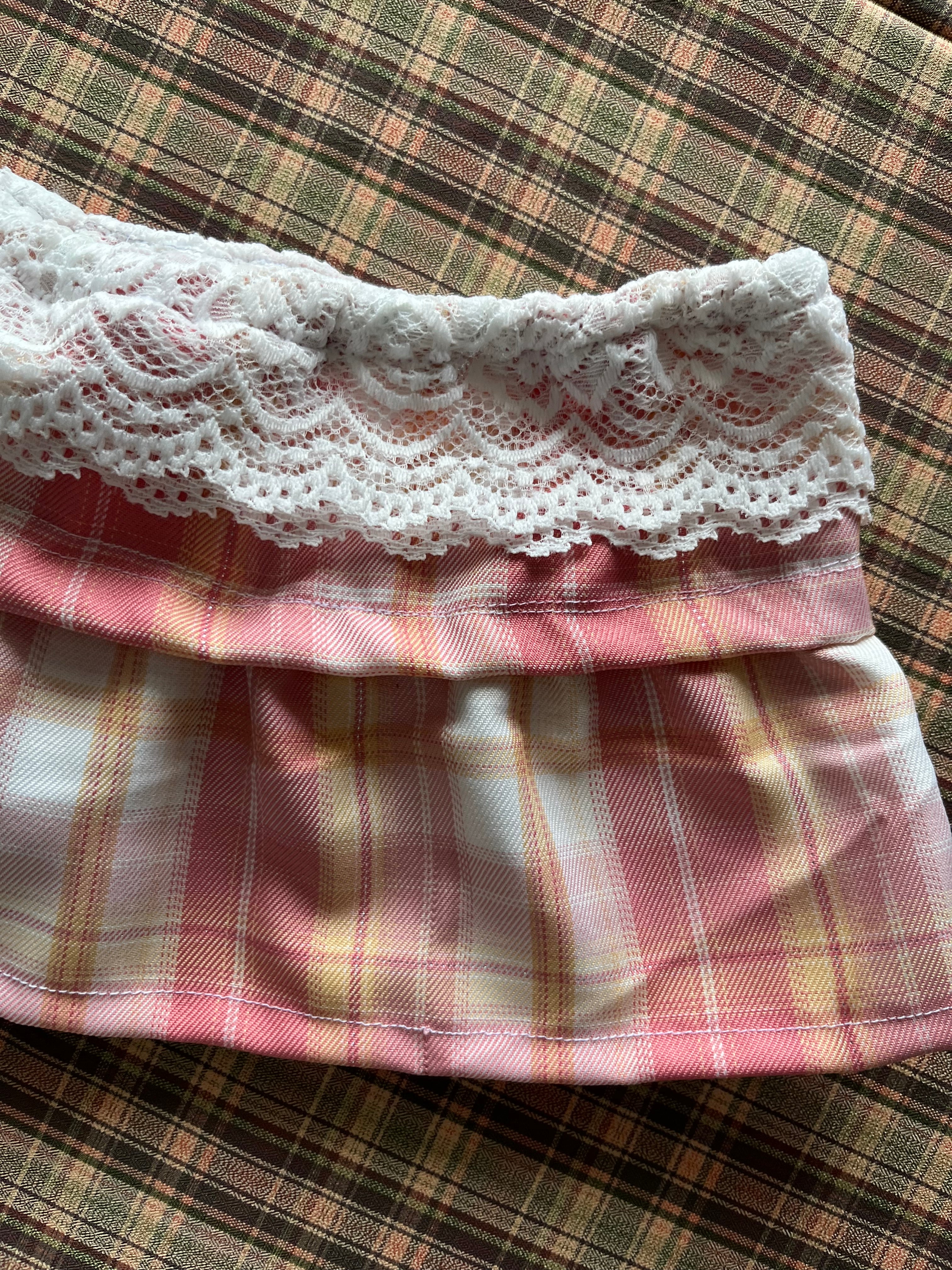 Mini falda Y2K de cuadros rosa con encaje blanco