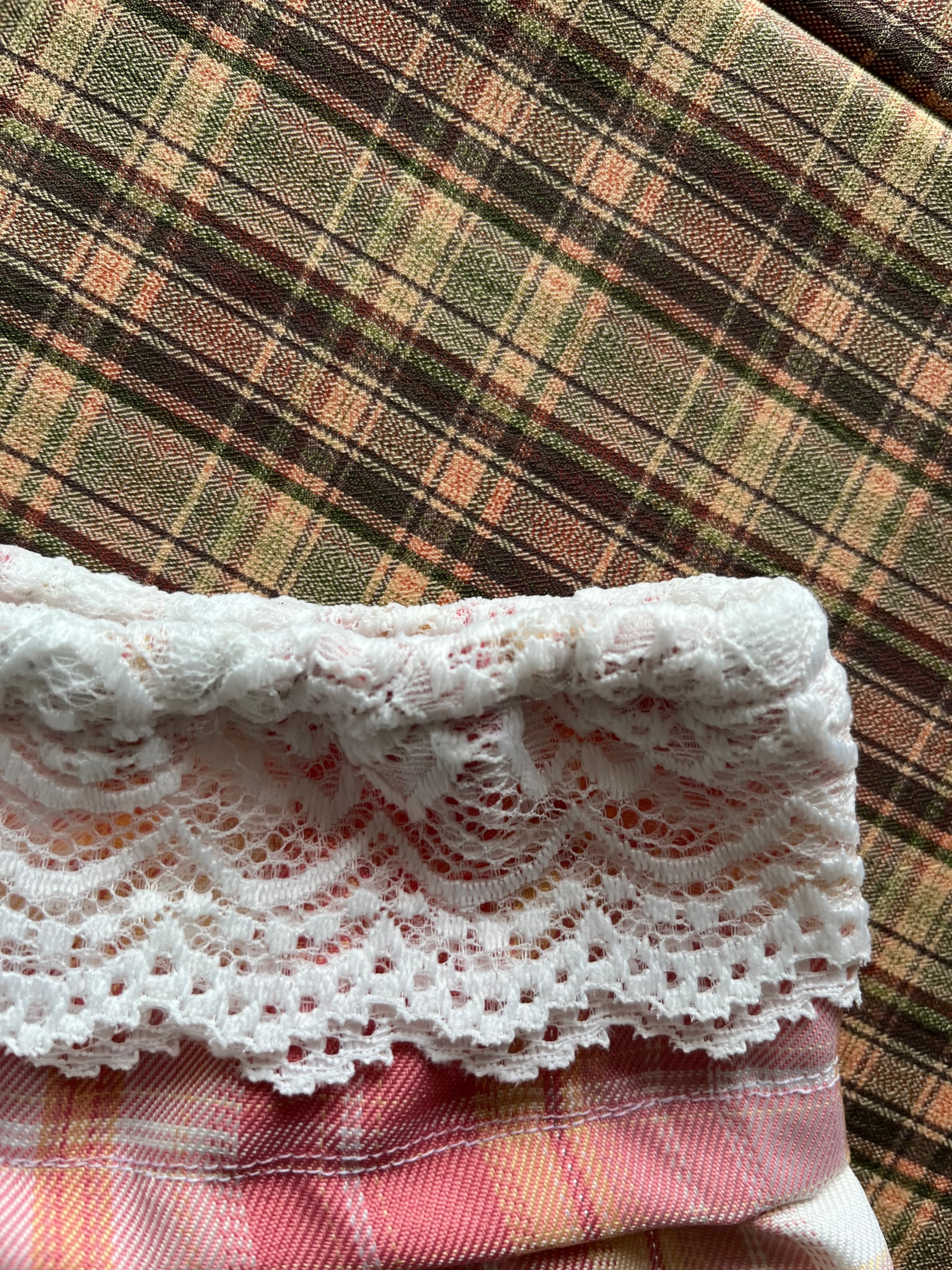 Mini falda Y2K de cuadros rosa con encaje blanco