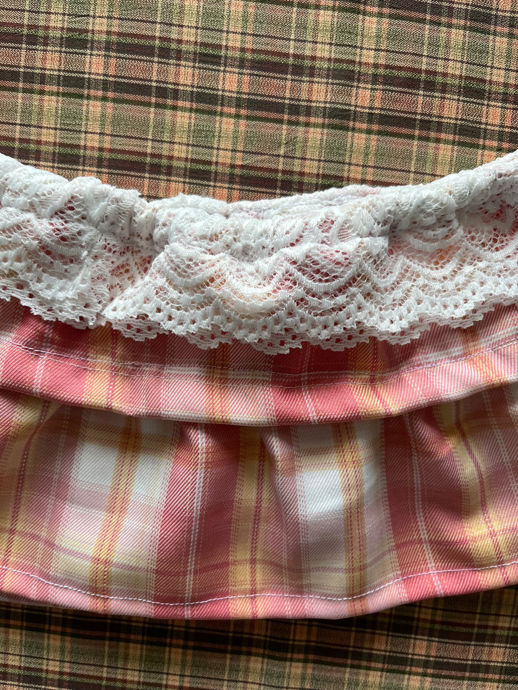 Mini falda Y2K de cuadros rosa con encaje blanco