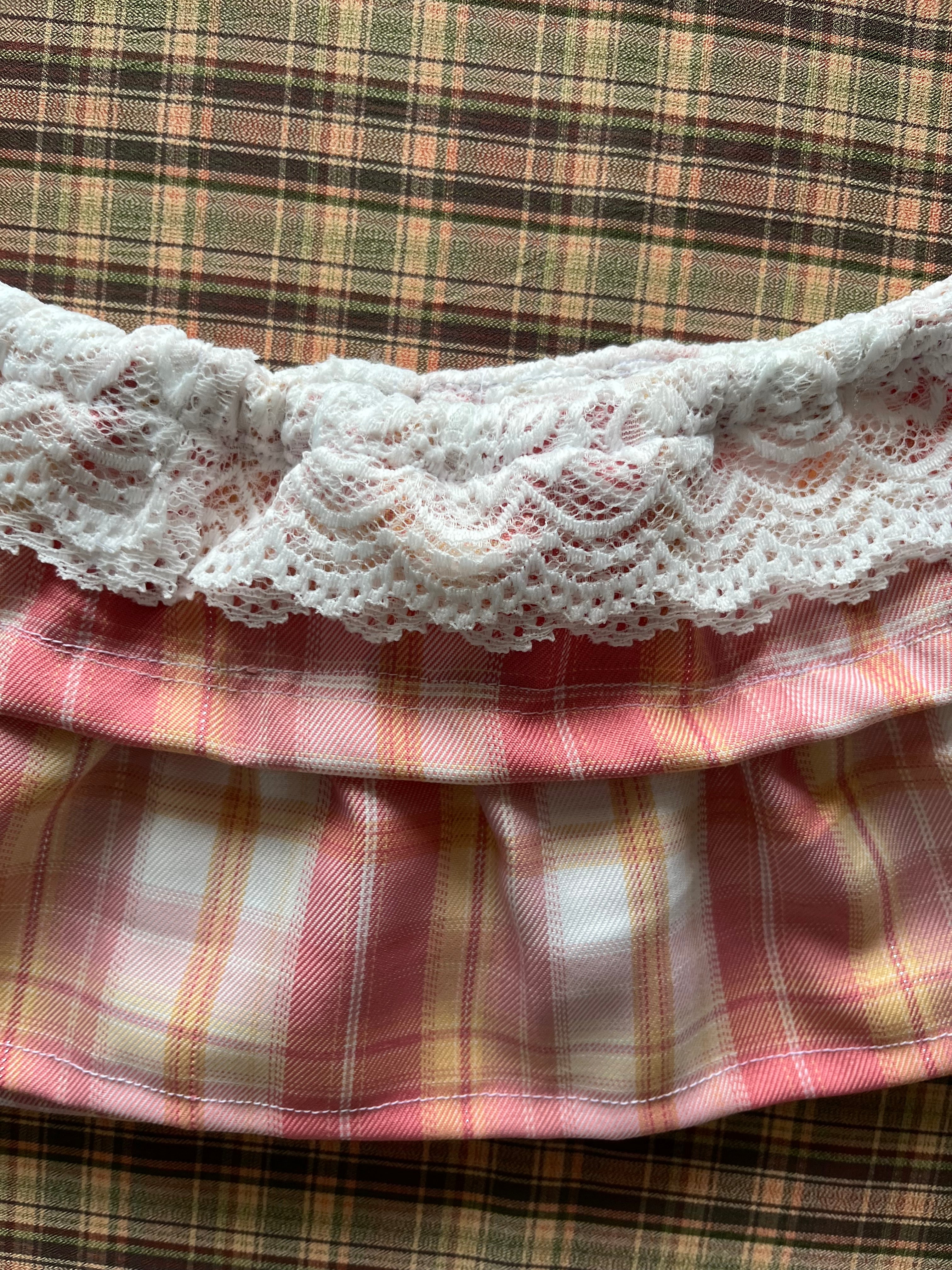 Mini falda Y2K de cuadros rosa con encaje blanco