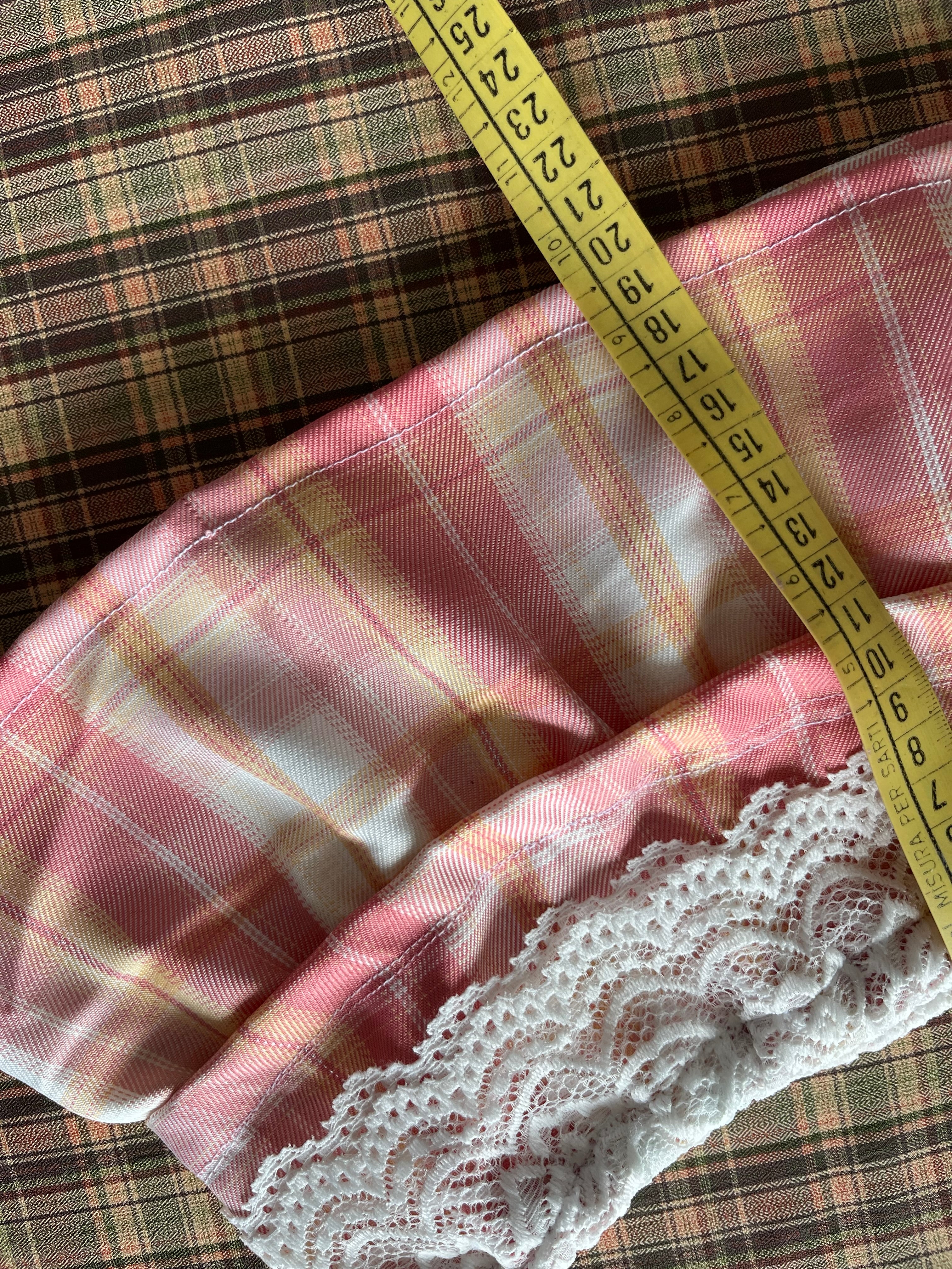 Mini falda Y2K de cuadros rosa con encaje blanco