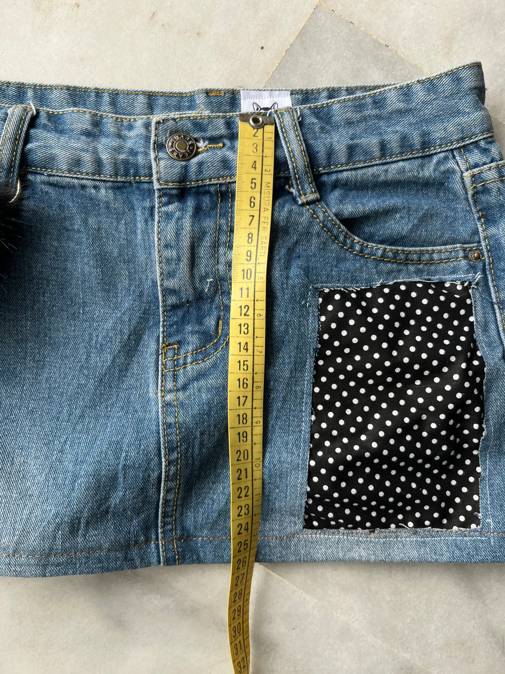 mini falda vaquera con estampados de lunares