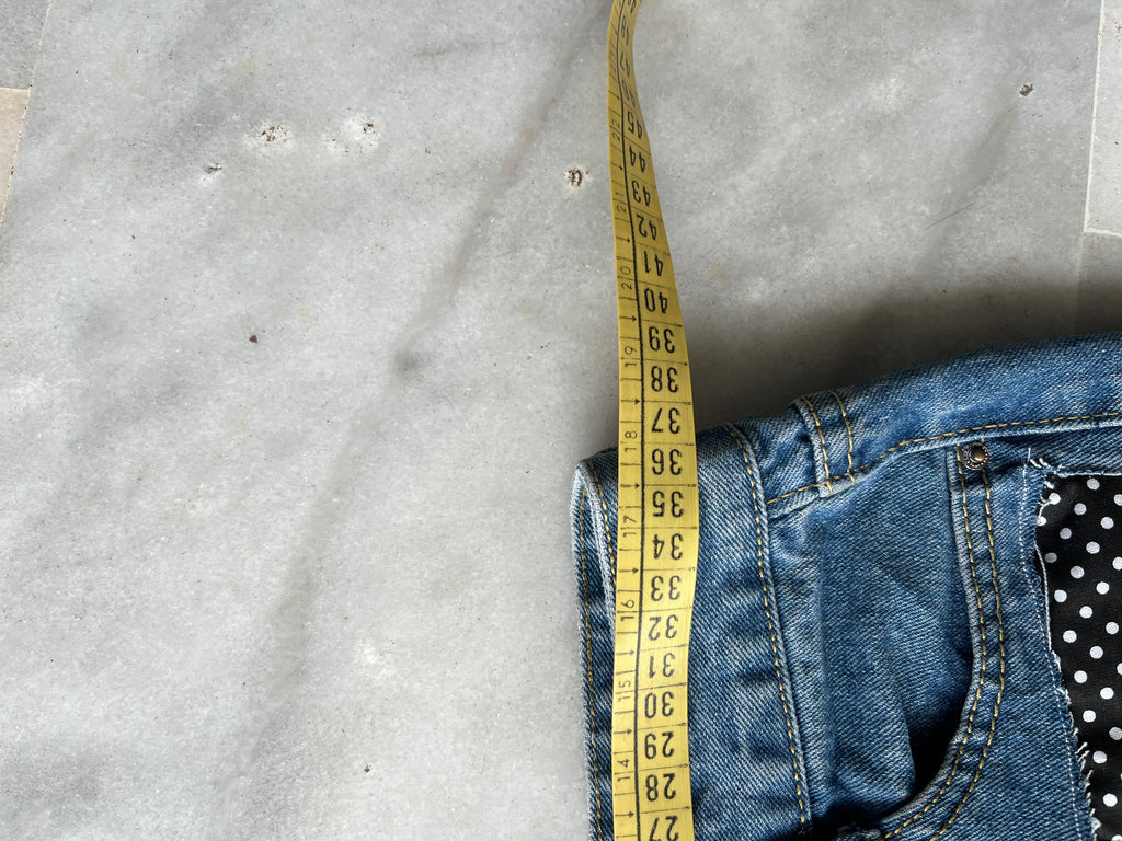 mini falda vaquera con estampados de lunares