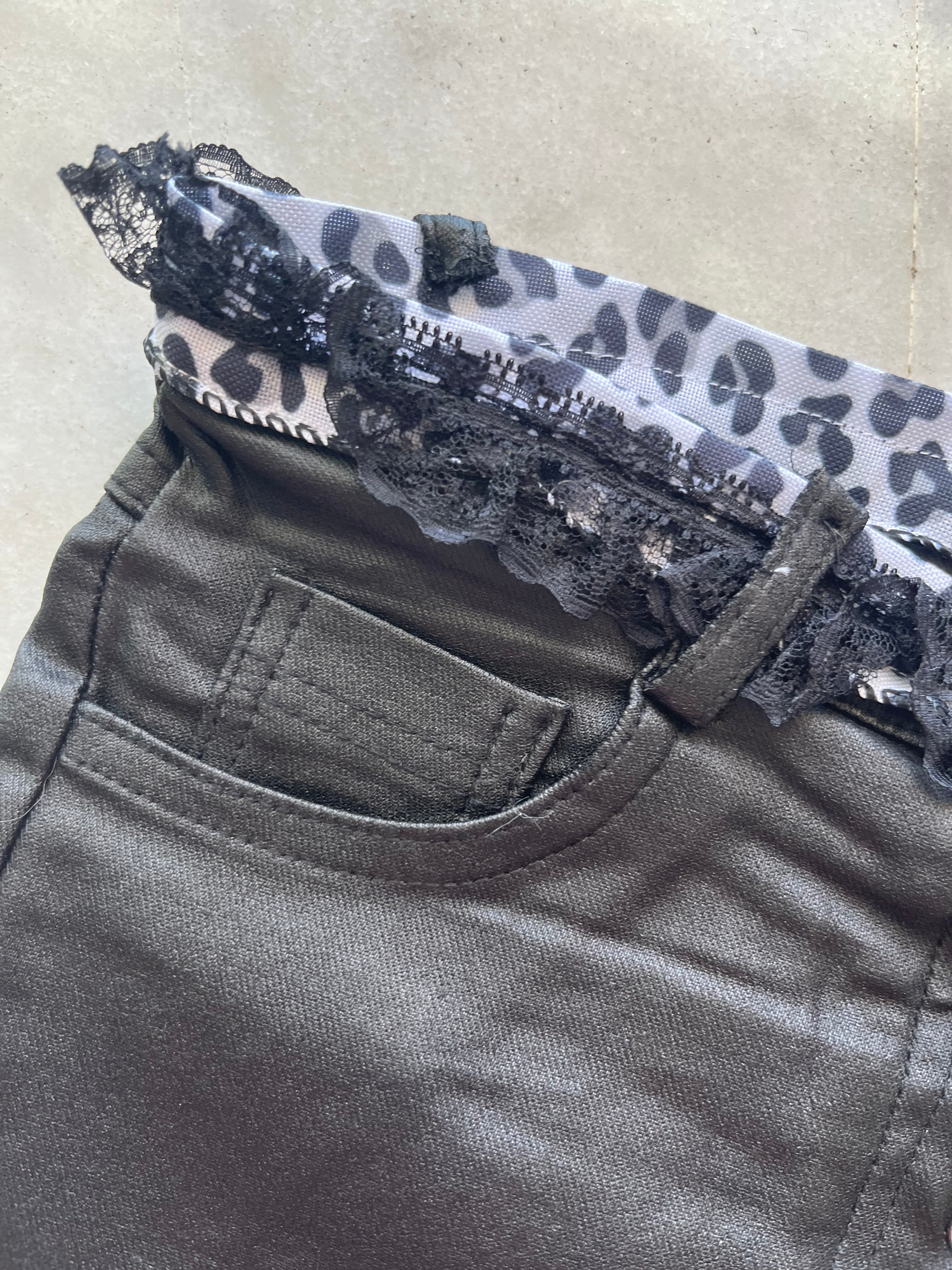 Mini Shorts Negros Y2K con Cordones y Encaje