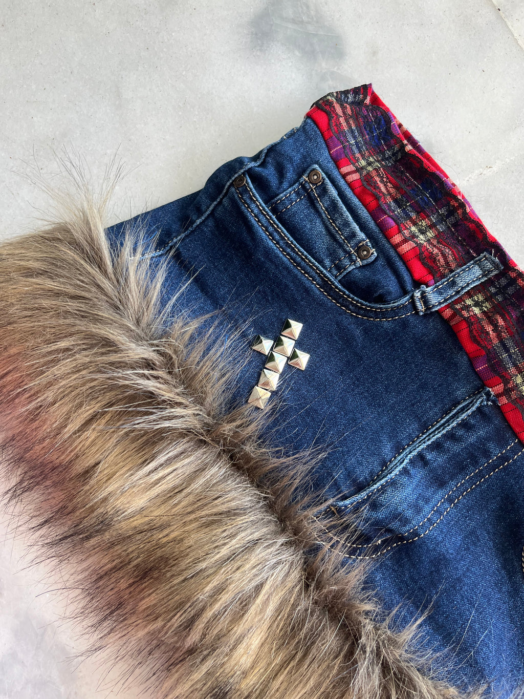 mini falda vaquera con pelo