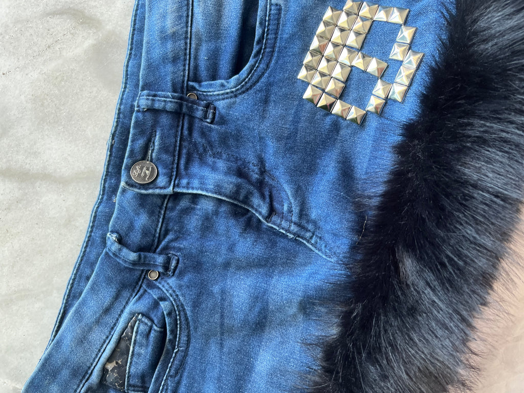 mini falda con pelo y calavera metalica