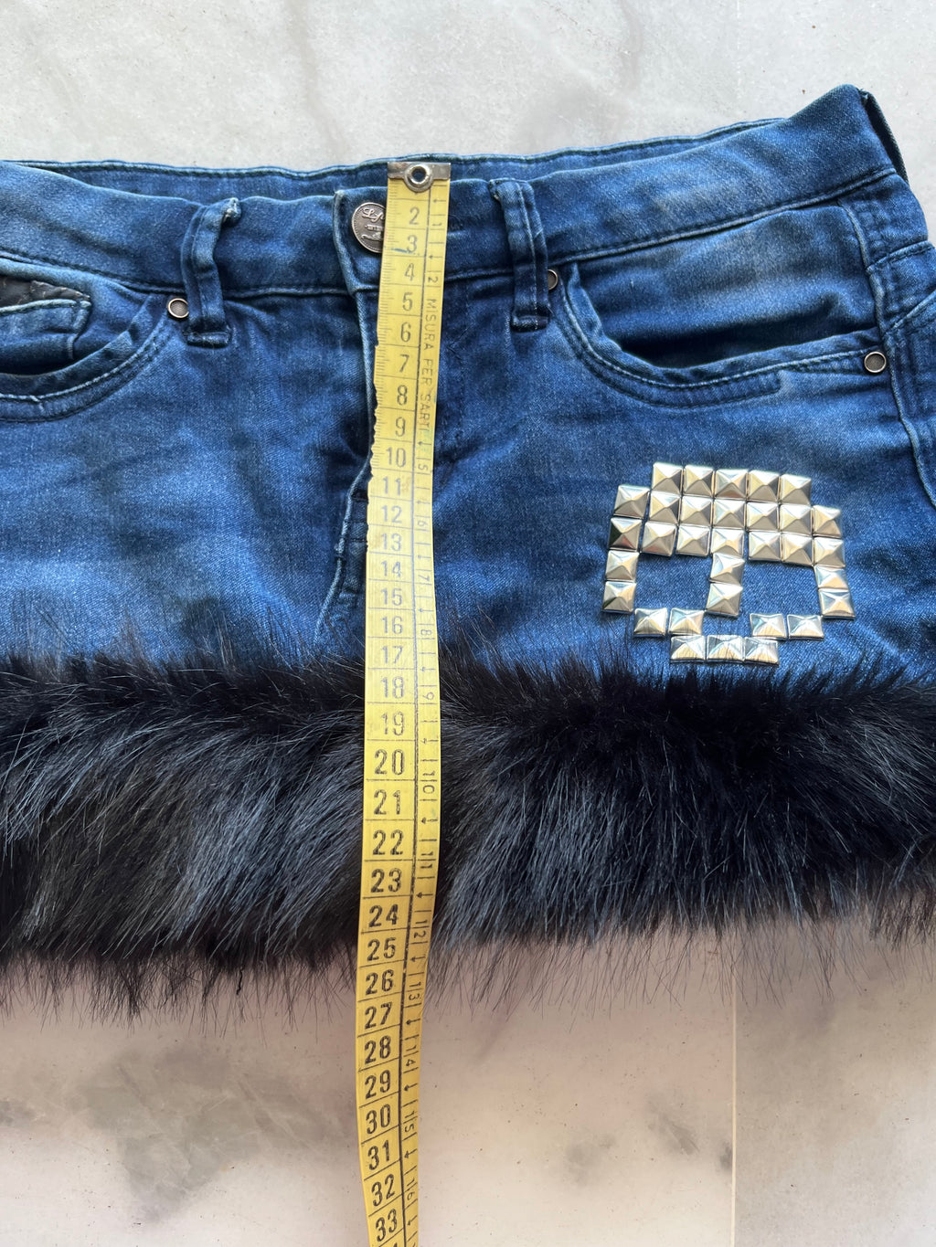 mini falda con pelo y calavera metalica