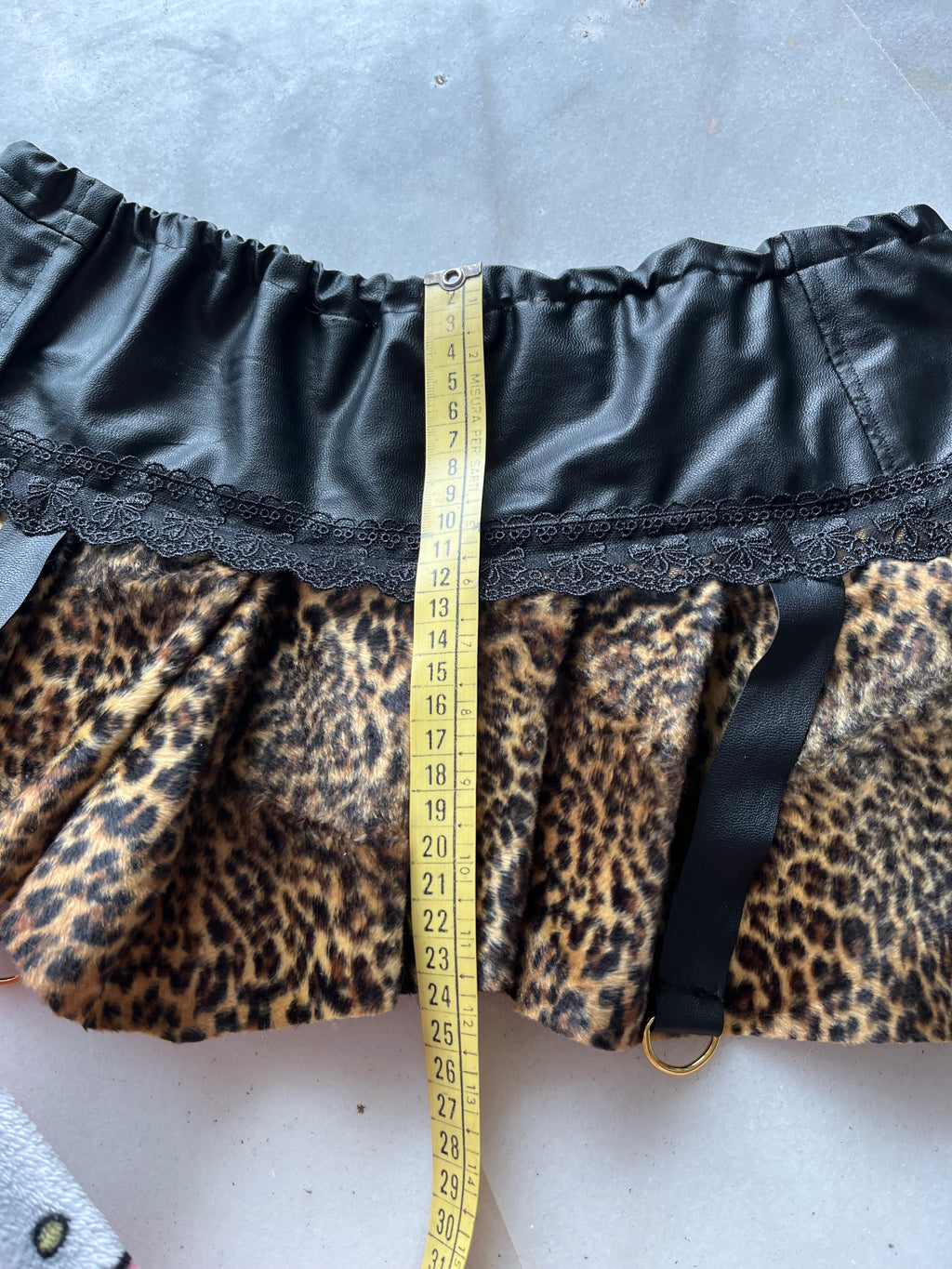 mini falda leopardo y cuero sintetico