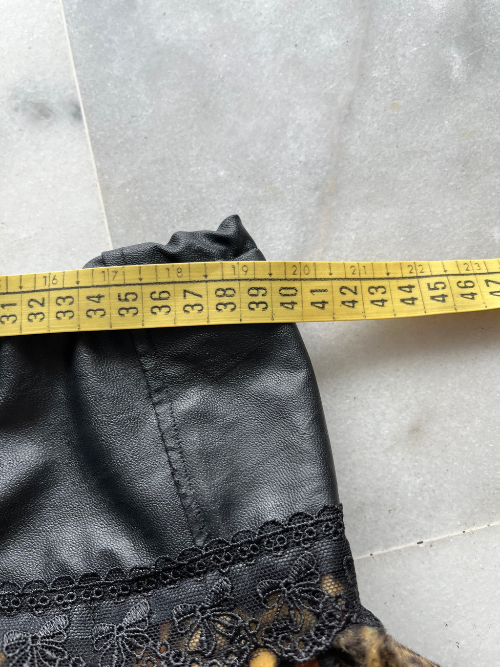 mini falda leopardo y cuero sintetico