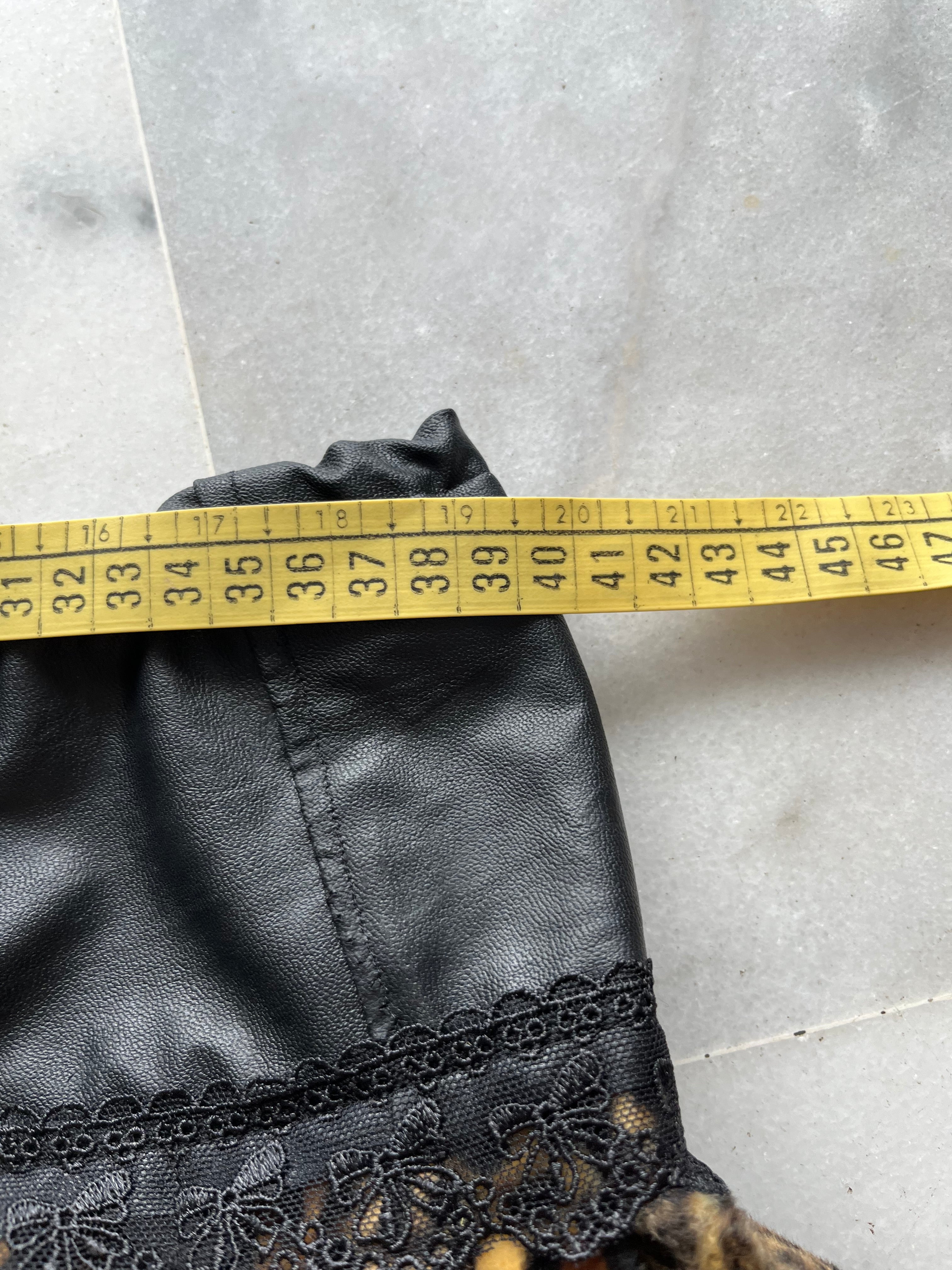 mini falda leopardo y cuero sintetico