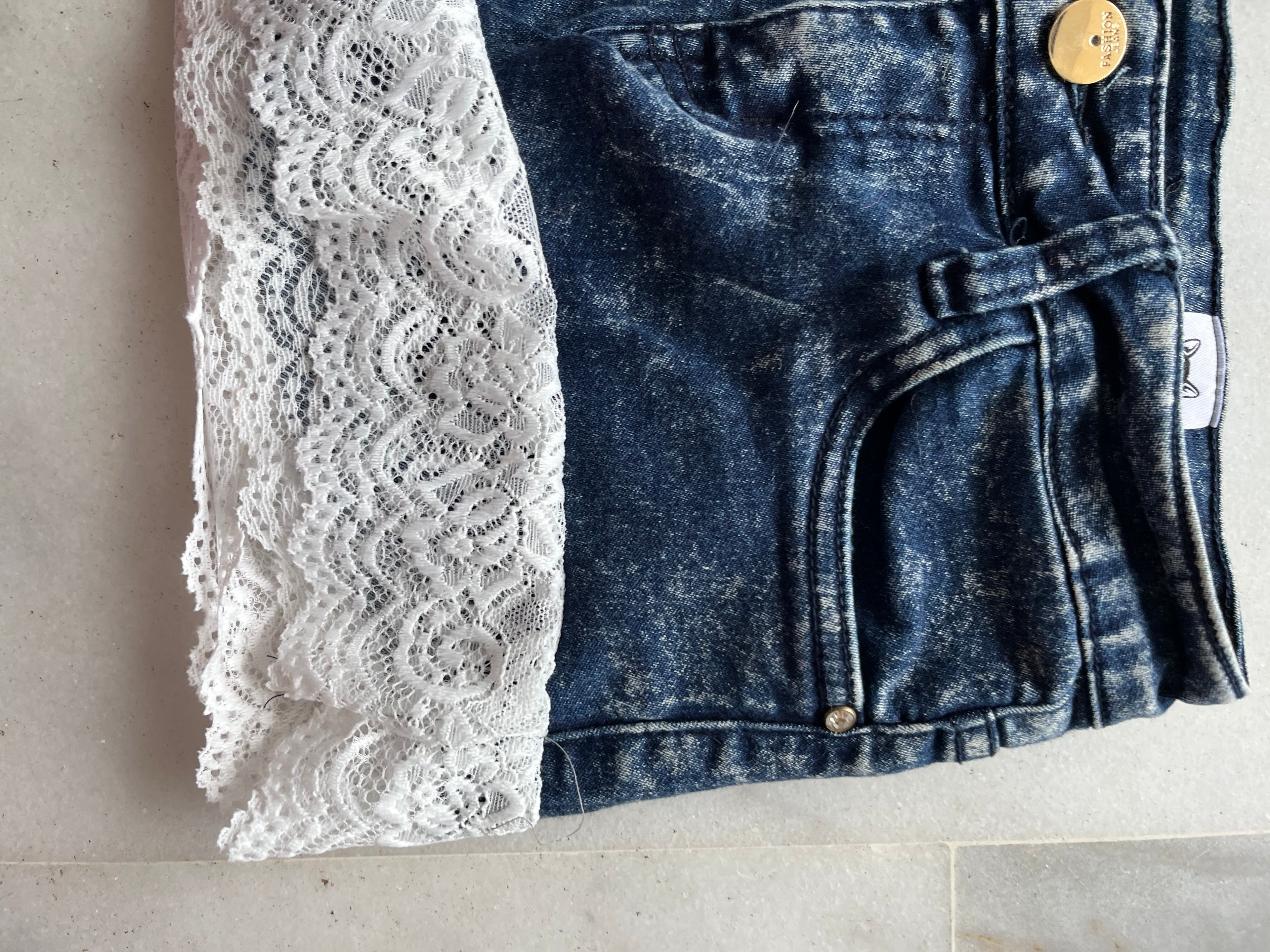 mini falda vaquera con encaje