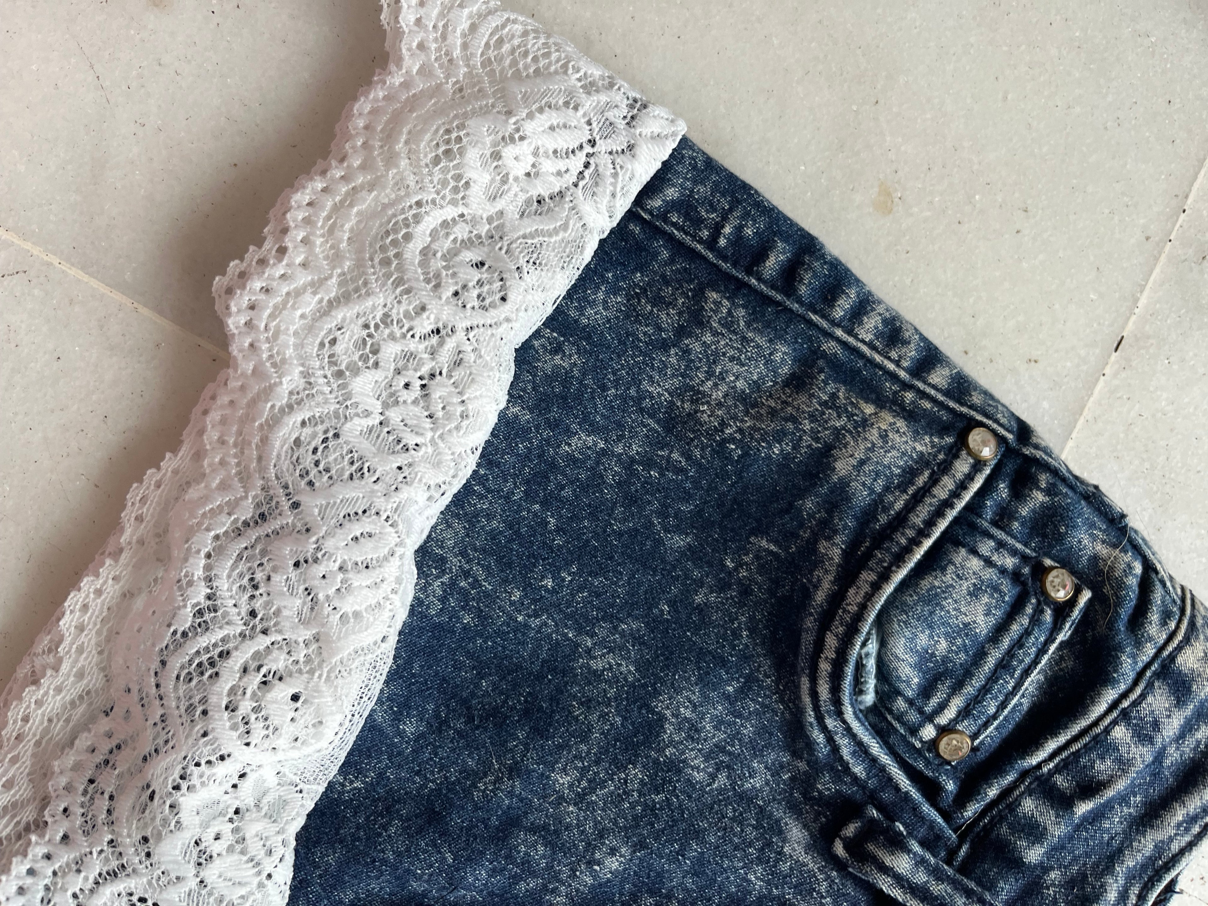 mini falda vaquera con encaje