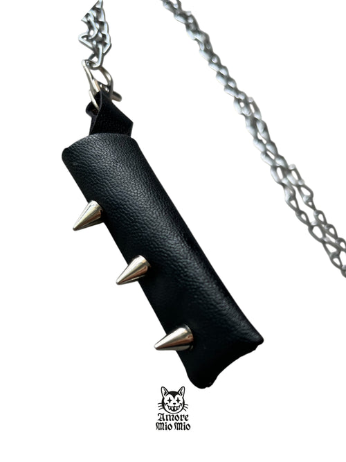 funda mechero de piel sintetica y pinchos