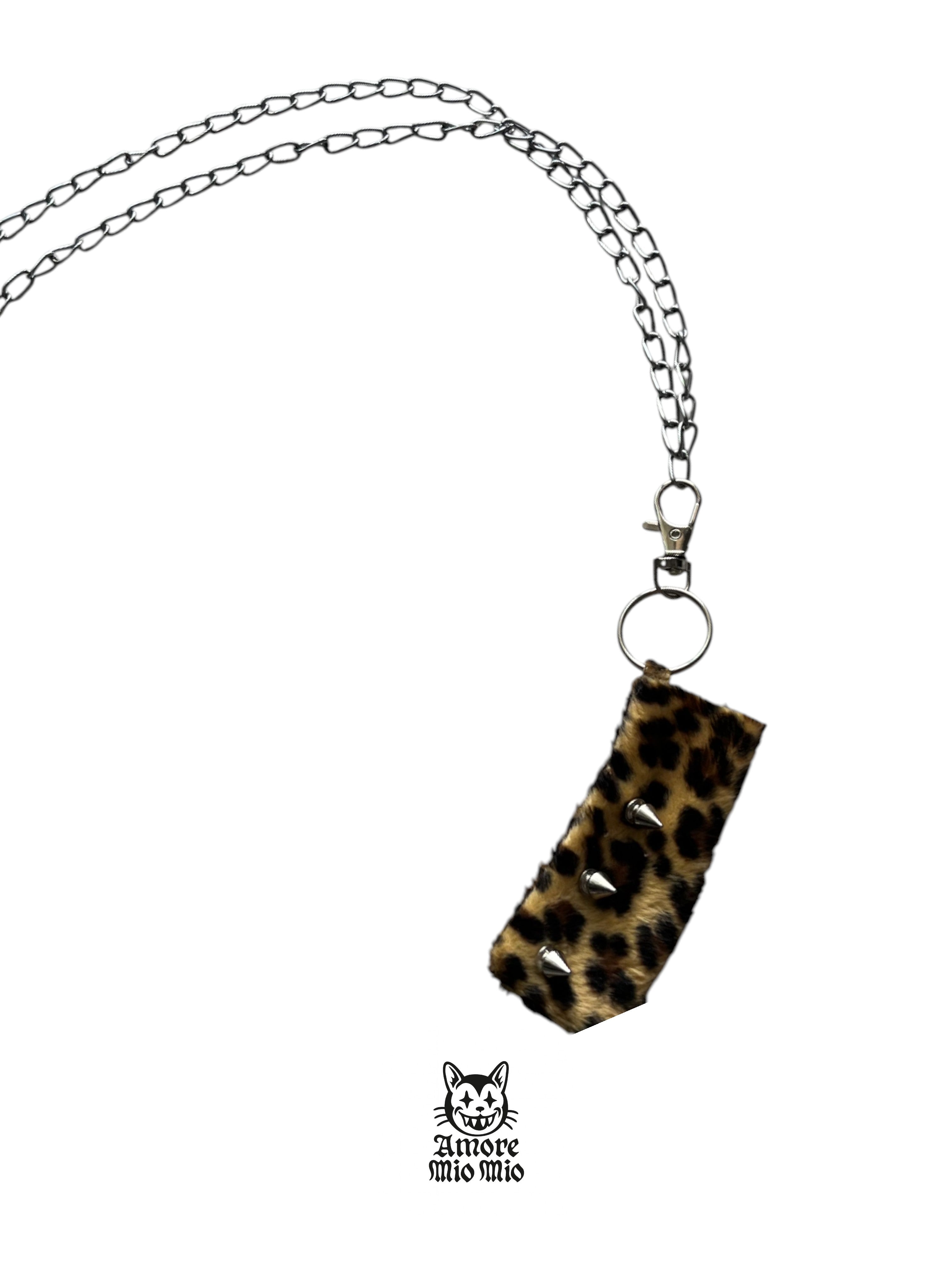 funda mechero de piel sintetica y pinchos