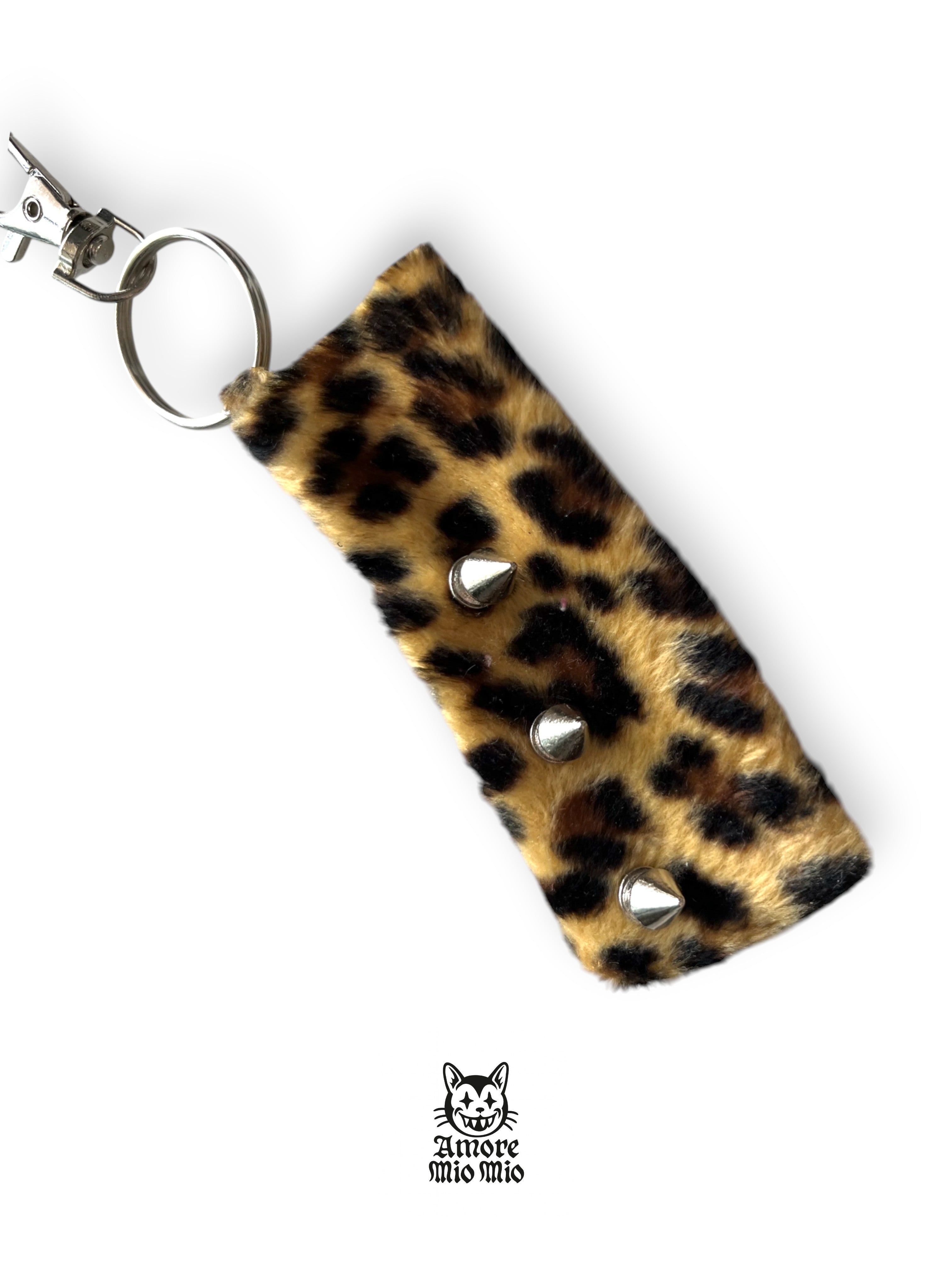 funda mechero de piel sintetica y pinchos