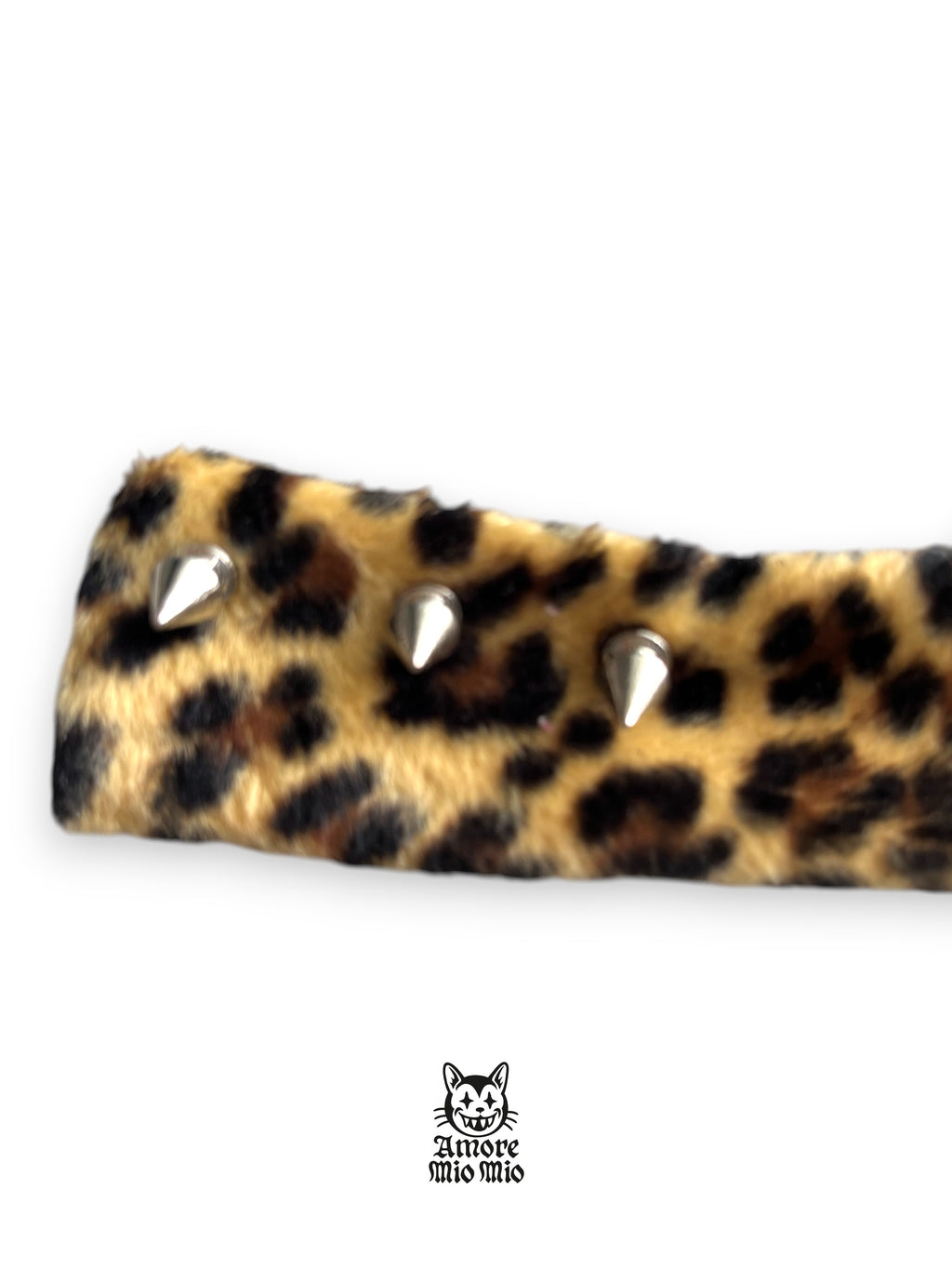 funda mechero de piel sintetica y pinchos