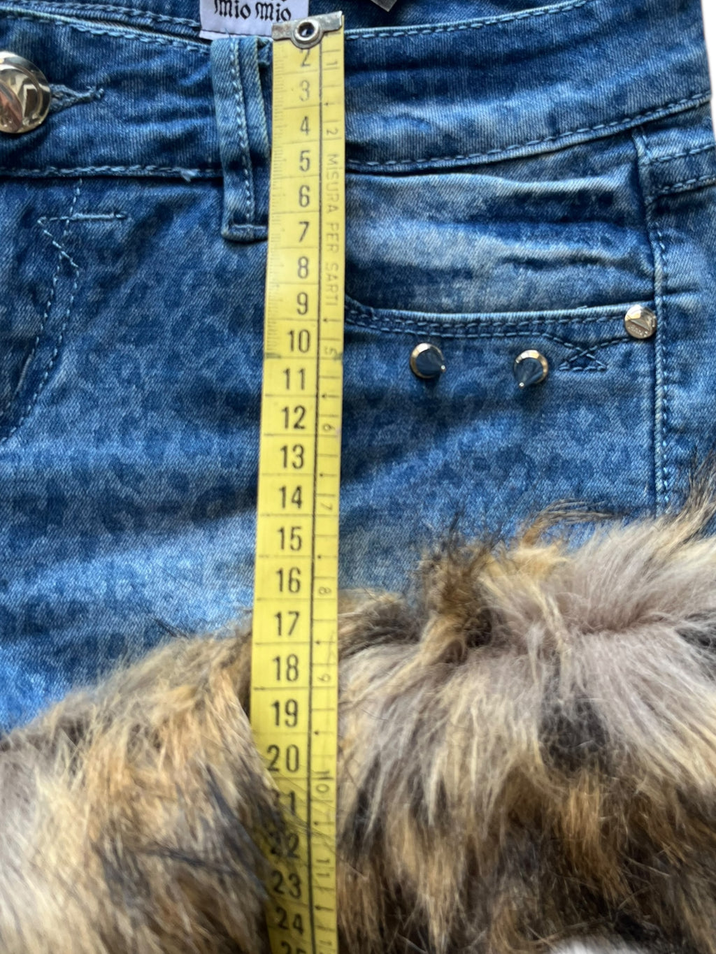 mini shorts tiro bajo con pelo