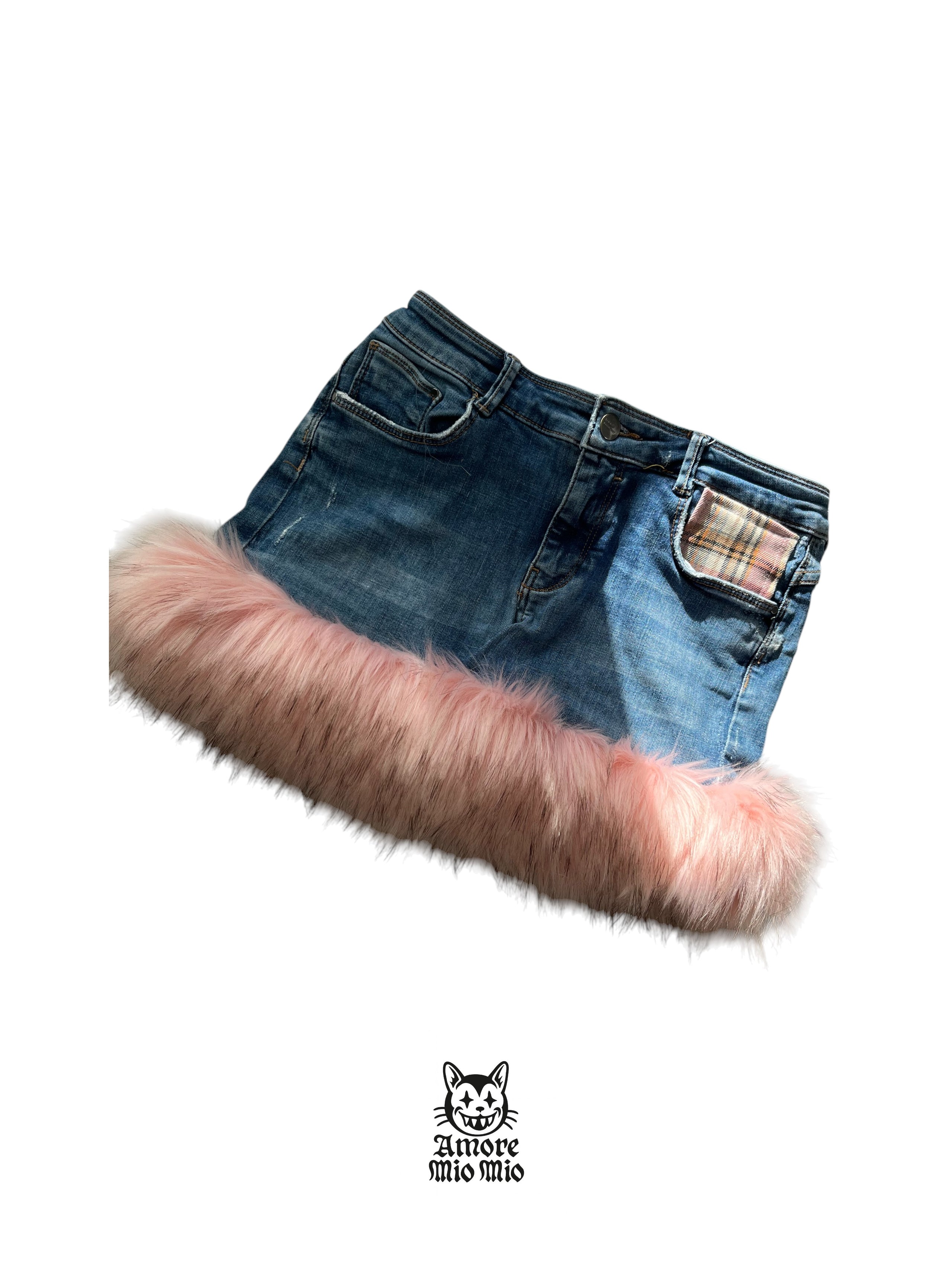 mini falda vaquera con pelo rosa
