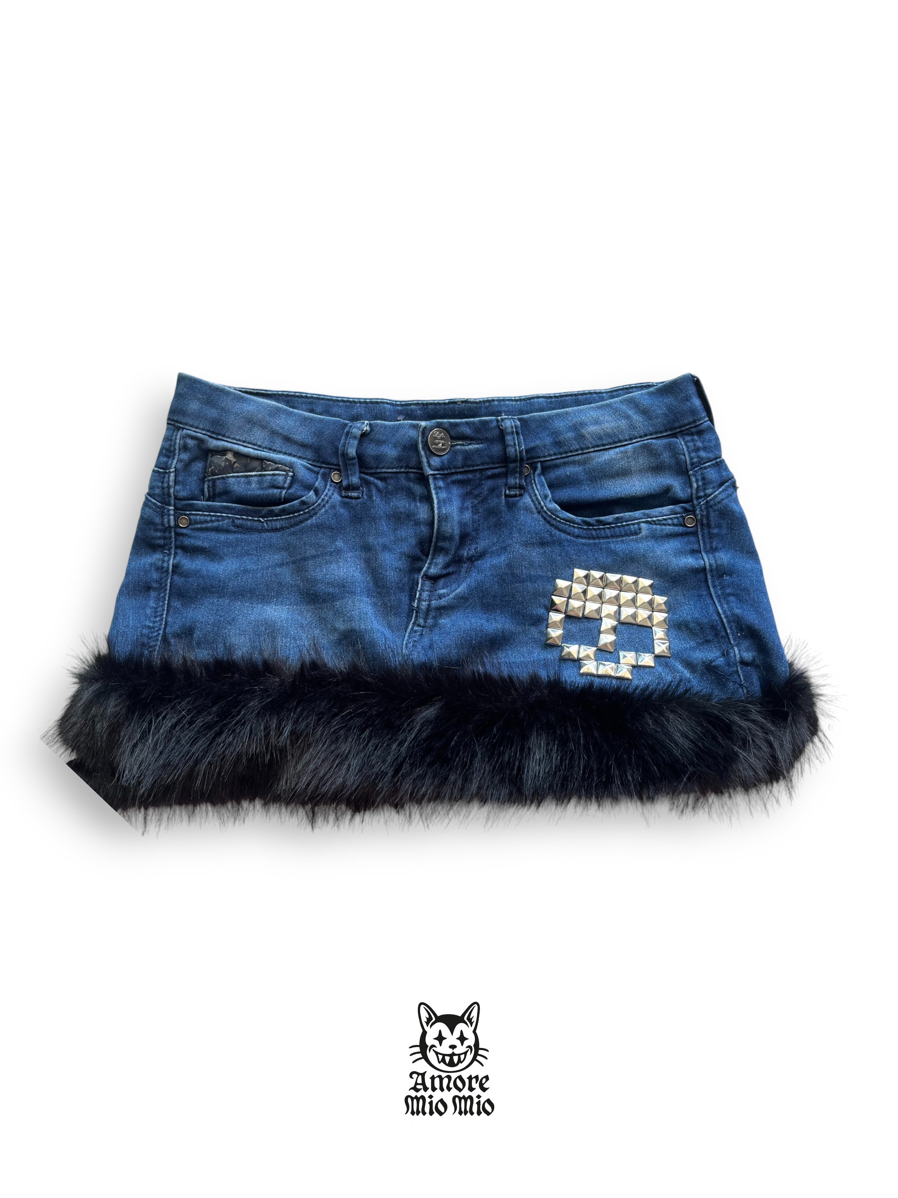 mini falda con pelo y calavera metalica